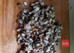 Illustration of how to make large wontons stuffed with mushrooms and meat 2