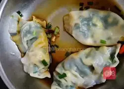 Illustration of how to make leek, fungus, and egg dumplings 6