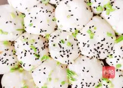 Illustration of how to make pork stuffed pan-fried buns 10