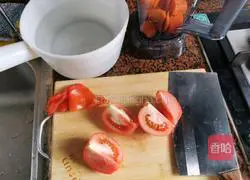 Illustration of how to make tomato and carrot juice 2