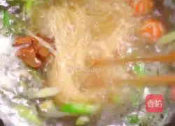 Illustration of how to paste the Hokkien noodles 7