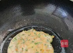 Illustration of how to make carrot and egg pancakes 11