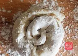 Illustration of how to make salt and pepper scallion pancake 2