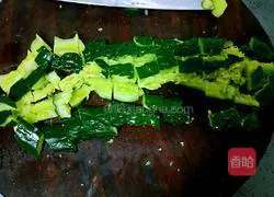 Illustration of how to pound cucumbers with mashed garlic 5