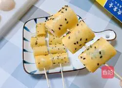 Illustration of how to make sausage and egg pancakes on skewers 14