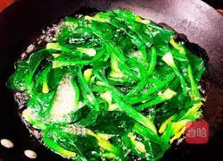 Illustration of how to make cold spinach with nuts 3