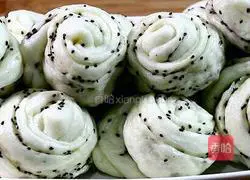 Illustration of how to make black sesame flower rolls 8