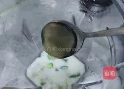 Illustration of how to make avocado milkshake 3