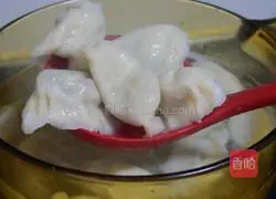 Illustration of how to make colorful pepper and pork dumplings 11