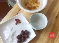 Illustration of how to make red dates, peach gum and white fungus soup 2