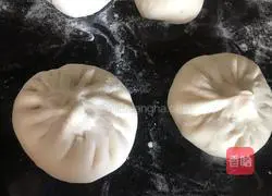 Illustration of how to make onion and pork buns 18