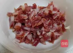 Illustration of how to make sausage and scrambled eggs 1