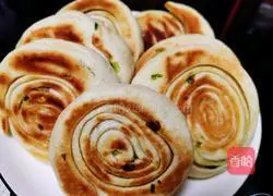 Illustration of how to make hand-shred green onion pancakes 7