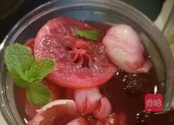 Illustration of how to make Forbidden City bayberry and lychee drink 6