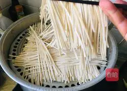 Illustration of how to make steamed noodles with lean meat and plum beans 14