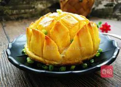 Illustration of how to make pineapple steamed buns (creative food) 1