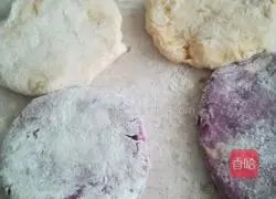 Illustration of how to make sweet potato and purple potato pancakes 10