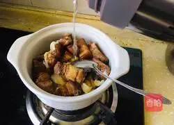 Illustration of how to make casserole with braised pork and sauerkraut 2