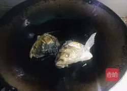 Illustration of how to make fish head and tofu soup 2