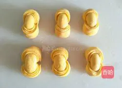 Illustration of how to make earphone flower rolls 10