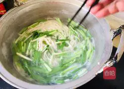 Illustration of how to make pickled cabbage and mutton noodles 9