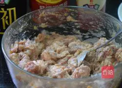 Illustration of how to make fresh meat dumplings 3