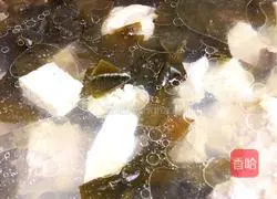 Illustration of how to make kelp bone tofu soup 8