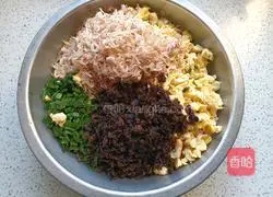 Illustration of how to make steamed buns with vegetarian filling 2