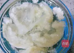 Illustration of how to stew bird's nest with wolfberry milk 3