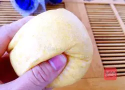 Illustration of how to make pumpkin steamed buns 18