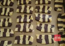 Illustration of how to make two-color biscuits 4