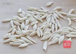 Illustration of how to pour oil on scissor noodles 3