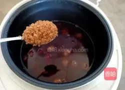 Illustration of how to make nourishing longan, red dates and black rice soup 8