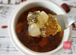 Illustration of how to make peach gum, saponin and rice snow swallow soup 2