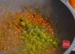 Illustration of how to make hand-caught beef patties 5