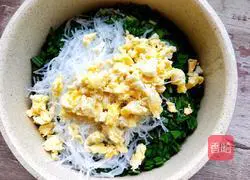 Illustration of how to make large chive pie with thin crust and stuffing 3