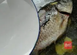 Illustration of how to make crucian carp and radish soup 7