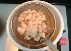 Illustration of how to make cold lotus root diced 5