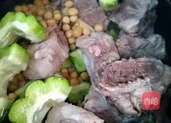 Bitter melon, soybean and pork bones Illustration of how to make soup 4