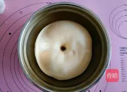 Illustration of how to make seaweed and meat floss bread 10