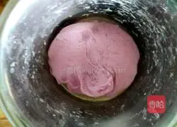 Illustration of how to cut steamed buns with a purple potato knife 12