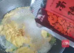 Illustration of how to make shrimp skin and loofah egg soup 8