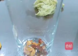 Illustration of how to make lemon and wolfberry tea 4