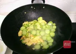 Illustration of how to make cucumber and scrambled eggs 10