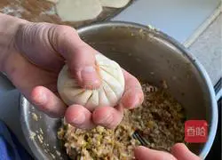Illustration of how to make pork and mushroom buns 14