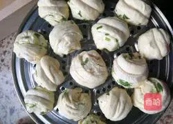 Illustration of how to make mini flower rolls 9