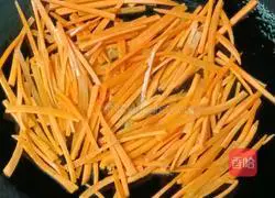 Illustration of how to make noodles with shredded carrots and pork 11