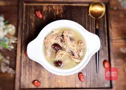 Illustration of how to stew squab with red dates and American ginseng 12