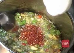 Sichuan - Illustration of how to make shredded pepper and chicken 12