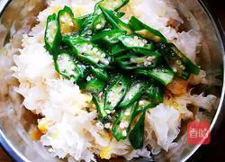 Illustration of how to make okra mixed with white fungus 9